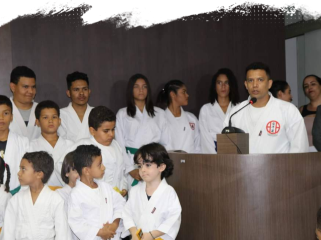 Moção de congratulaçao honrosa ao atleta Reginaldo Soares do karate e seus alunos na camara municipal de janauba