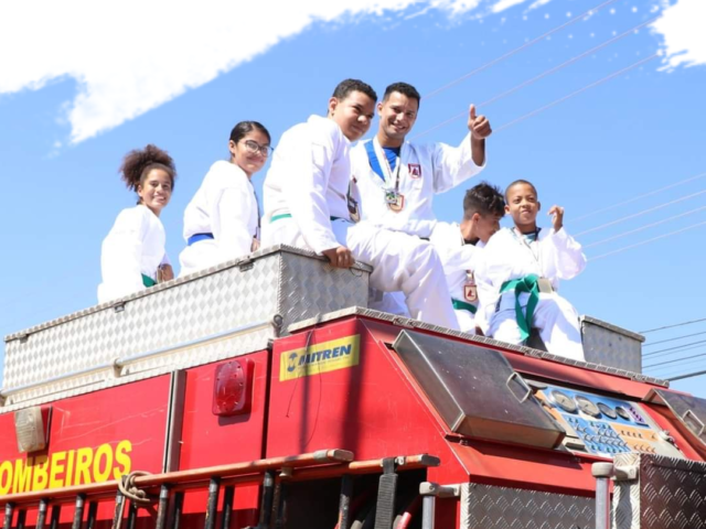 Homenagem solene aos Karatekas de Janauba-MG com o corpo de bombeiros, polícia civil e militar