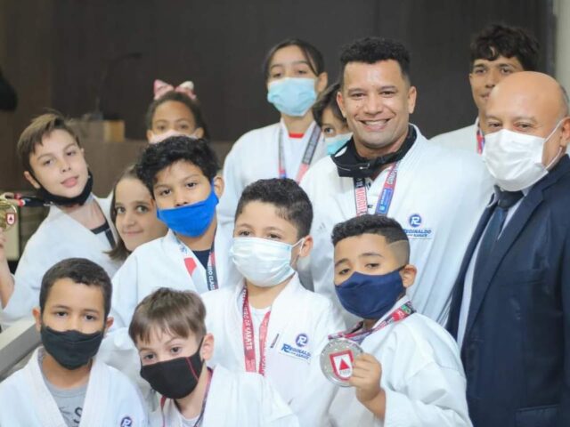 MOÇÃO DE APLAUSOS AOS ATLETAS DO KARATE DE JANAUBA NA CÂMARA MUNICIPAL. 